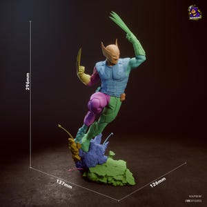 Peut inclure: Une figurine articulée multicolore représentant un personnage masqué avec des griffes étendues, en plein saut dynamique. La figurine porte un gilet bleu clair, des jambes violettes et vertes, sur une base texturée. Dimensions : 296mm x 137mm x 126mm.