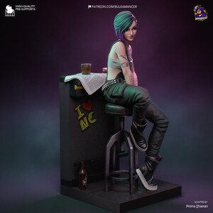 Pode incluir: Figura detalhada de uma pessoa com cabelo turquesa e roxo, usando um top curto, cal&ccedil;as pretas e botas, sentada em um banco de bar. O bar tem "I NC" e um gr&aacute;fico de cora&ccedil;&atilde;o. Um copo de l&iacute;quido &acirc;mbar e um jornal est&atilde;o no bar.