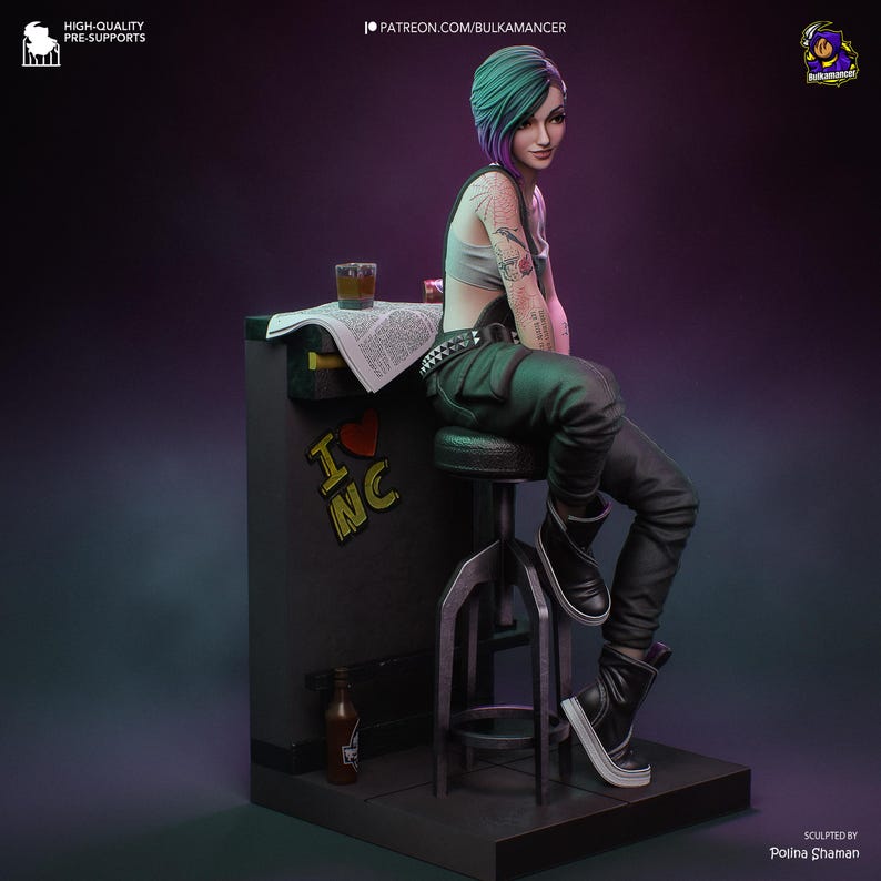 Pode incluir: Figura detalhada de uma pessoa com cabelo turquesa e roxo, usando um top curto, cal&ccedil;as pretas e botas, sentada em um banco de bar. O bar tem "I NC" e um gr&aacute;fico de cora&ccedil;&atilde;o. Um copo de l&iacute;quido &acirc;mbar e um jornal est&atilde;o no bar.