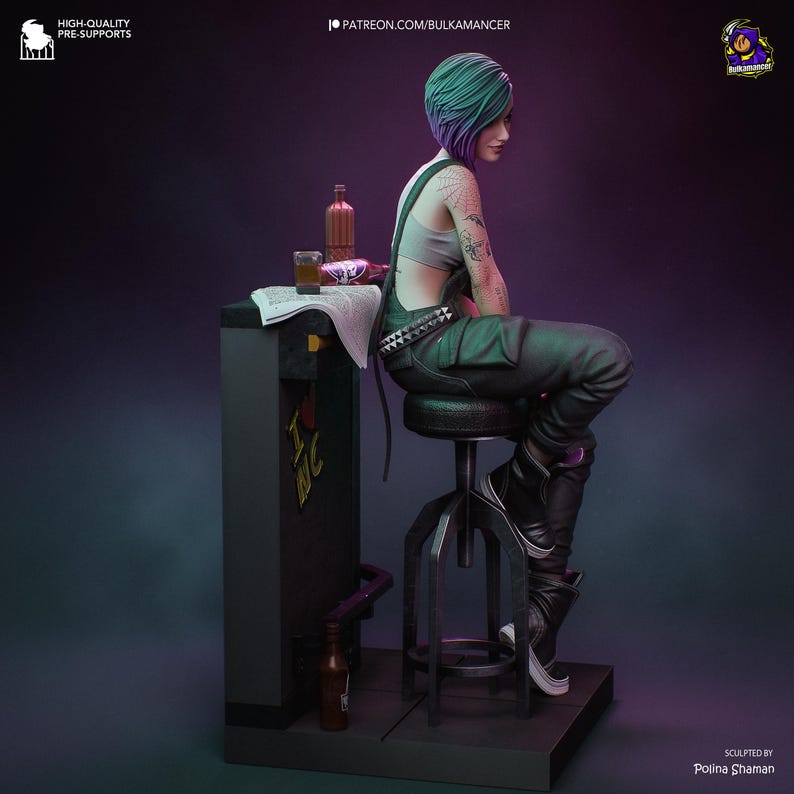 Pode incluir: Estatueta detalhada de uma pessoa com cabelo verde e roxo, sentada em um banco de bar. A figura est&aacute; vestindo um top cinza, macac&atilde;o verde e botas pretas. &Agrave; esquerda, um bar com uma garrafa, um copo e um jornal.
