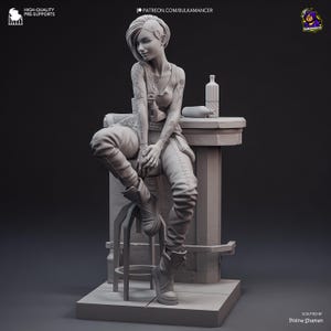 Pode incluir: Figura detalhada impressa em 3D de uma mulher sentada num banco, encostada a uma pequena mesa. A figura tem tatuagens nos bra&ccedil;os e usa botas. Uma garrafa e um objeto cil&iacute;ndrico est&atilde;o sobre a mesa. A figura &eacute; de cor neutra.