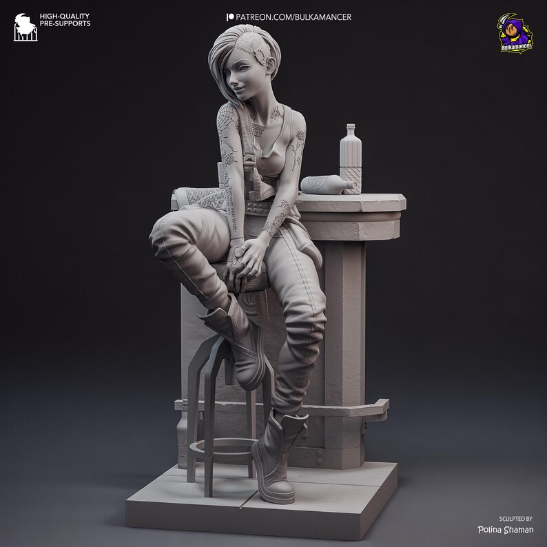 Pode incluir: Figura detalhada impressa em 3D de uma mulher sentada num banco, encostada a uma pequena mesa. A figura tem tatuagens nos bra&ccedil;os e usa botas. Uma garrafa e um objeto cil&iacute;ndrico est&atilde;o sobre a mesa. A figura &eacute; de cor neutra.