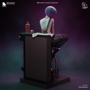 Pode incluir: Uma renderiza&ccedil;&atilde;o 3D de uma pessoa com cabelo roxo e verde sentada em um bar. Uma garrafa, um copo de l&iacute;quido &acirc;mbar e um jornal est&atilde;o no bar. O bar &eacute; escuro com uma base preta e um tampo verde.
