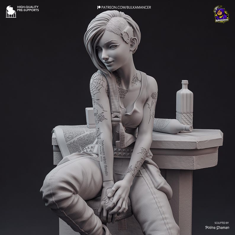 Pode incluir: Estatueta impressa em 3D em tons de cinza de uma mulher com tatuagens, sentada em um banco de pedra. Ela usa uma regata, cal&ccedil;as e uma al&ccedil;a no peito. Uma garrafa e um jornal est&atilde;o no banco. A estatueta &eacute; uma escultura.