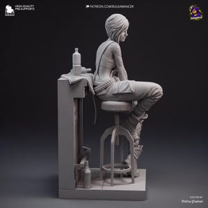 Pode incluir: Figura impressa em 3D de uma pessoa sentada num banco atr&aacute;s de um bar. A pessoa tem tatuagens no bra&ccedil;o e usa um top, macac&atilde;o e botas. H&aacute; garrafas e uma toalha no bar. A figura &eacute; de cor neutra.