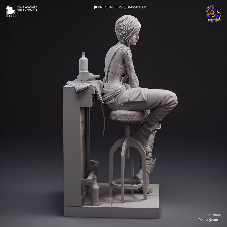 Pode incluir: Figura impressa em 3D de uma pessoa sentada num banco atr&aacute;s de um bar. A pessoa tem tatuagens no bra&ccedil;o e usa um top, macac&atilde;o e botas. H&aacute; garrafas e uma toalha no bar. A figura &eacute; de cor neutra.