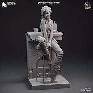 Pode incluir: Figura impressa em 3D em tons de cinza de uma pessoa sentada em um bar. A pessoa est&aacute; usando cal&ccedil;as, botas e um colete, com tatuagens nos bra&ccedil;os. Uma garrafa e um jornal est&atilde;o no bar. O bar tem a palavra "CHIC".