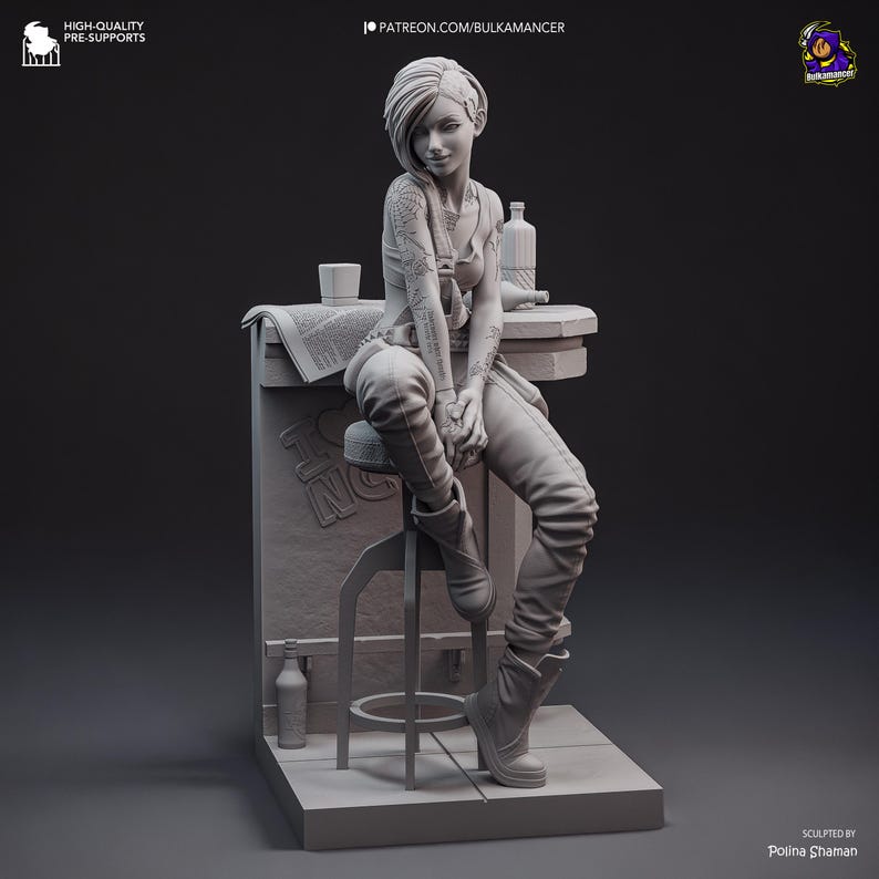 Pode incluir: Figura impressa em 3D em tons de cinza de uma pessoa sentada em um bar. A pessoa est&aacute; usando cal&ccedil;as, botas e um colete, com tatuagens nos bra&ccedil;os. Uma garrafa e um jornal est&atilde;o no bar. O bar tem a palavra "CHIC".