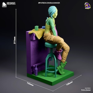 Pode incluir: Figura impressa em 3D de uma pessoa com cabelo azul, sentada num bar. A figura usa um top amarelo, cal&ccedil;as castanhas e botas rosa e verdes. O bar &eacute; roxo com uma base verde, e as dimens&otilde;es s&atilde;o 21,1 cm x 12,3 cm x 10,8 cm.