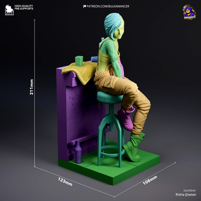 Pode incluir: Figura impressa em 3D de uma pessoa com cabelo azul, sentada num bar. A figura usa um top amarelo, cal&ccedil;as castanhas e botas rosa e verdes. O bar &eacute; roxo com uma base verde, e as dimens&otilde;es s&atilde;o 21,1 cm x 12,3 cm x 10,8 cm.