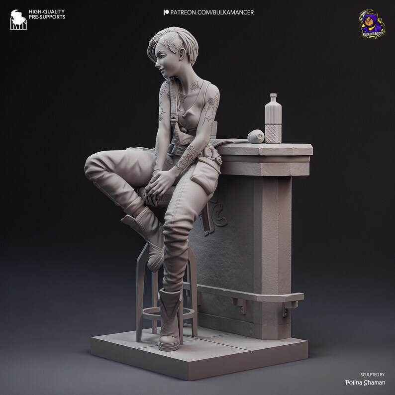 Pode incluir: Escultura em tons de cinza de uma pessoa sentada num banco, encostada a um bar. A figura usa cal&ccedil;as, botas e um top, com tatuagens vis&iacute;veis no bra&ccedil;o. Uma garrafa e uma esfera est&atilde;o no bar. A escultura est&aacute; numa base.