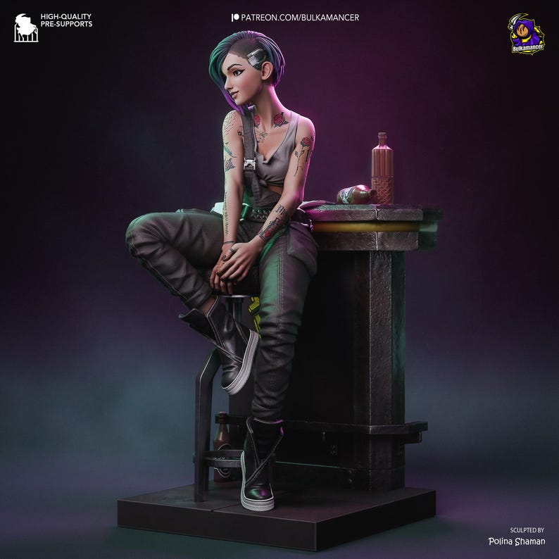 Pode incluir: Estatueta detalhada de uma mulher com cabelo curto de duas cores, tatuagens e roupas futuristas, sentada em um banquinho. Ela usa uma regata cinza, cal&ccedil;as escuras e botas pretas. Uma garrafa e outros objetos est&atilde;o em uma mesa. Texto: "PATREON.COM/BULKAMANCER."