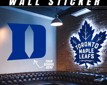 Calcomanía de pared para la cueva de un aficionado a los deportes universitarios: calcomanía personalizada con el logotipo de la universidad, decoración para sala de juegos, envío rápido y gratuito.