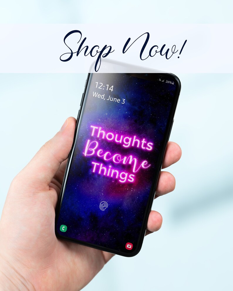 Puede incluir: Un tel&eacute;fono inteligente con un fondo de galaxia y el texto "Thoughts Become Things" en letras de ne&oacute;n rosa.
