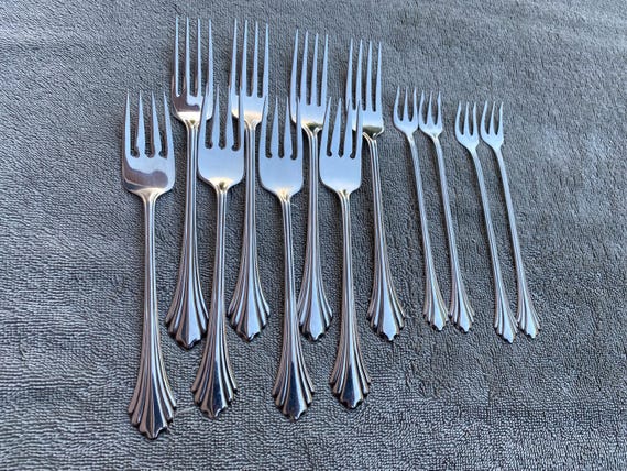 Oneida Rembrandt Distinction Deluxe Stainless by Oneida HH 28