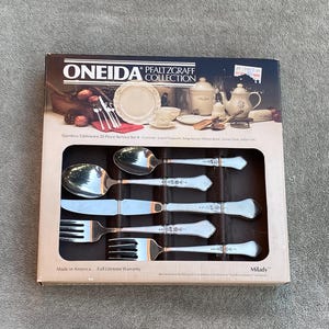 Oneida Milady By Pfaltzgraff Stainless steel flatware 20 piece set Excellent.