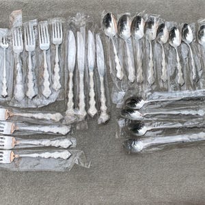 Oneida Valerie Distinction Deluxe stainless By Oneida HH 28 piece set UNUSED