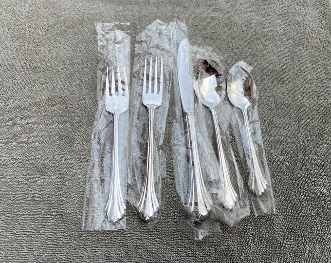 Oneida Bancroft Fortune Glossy Stainless Flatware – Silver, Traditional Ridged Handle (Adults, USA Made)