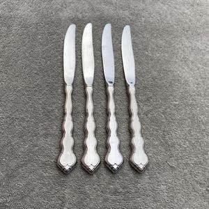 Oneida Valerie Distinction Deluxe stainless HH flatware 4 dinner knives 9&quot; USED
