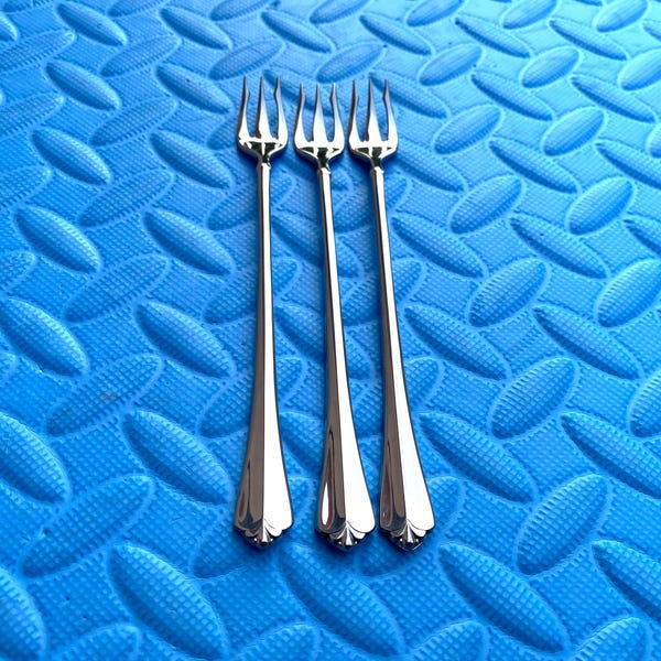 Oneida Juilliard Glossy Heirloom stainless steel flatware Set of 3 cocktail forks 6"