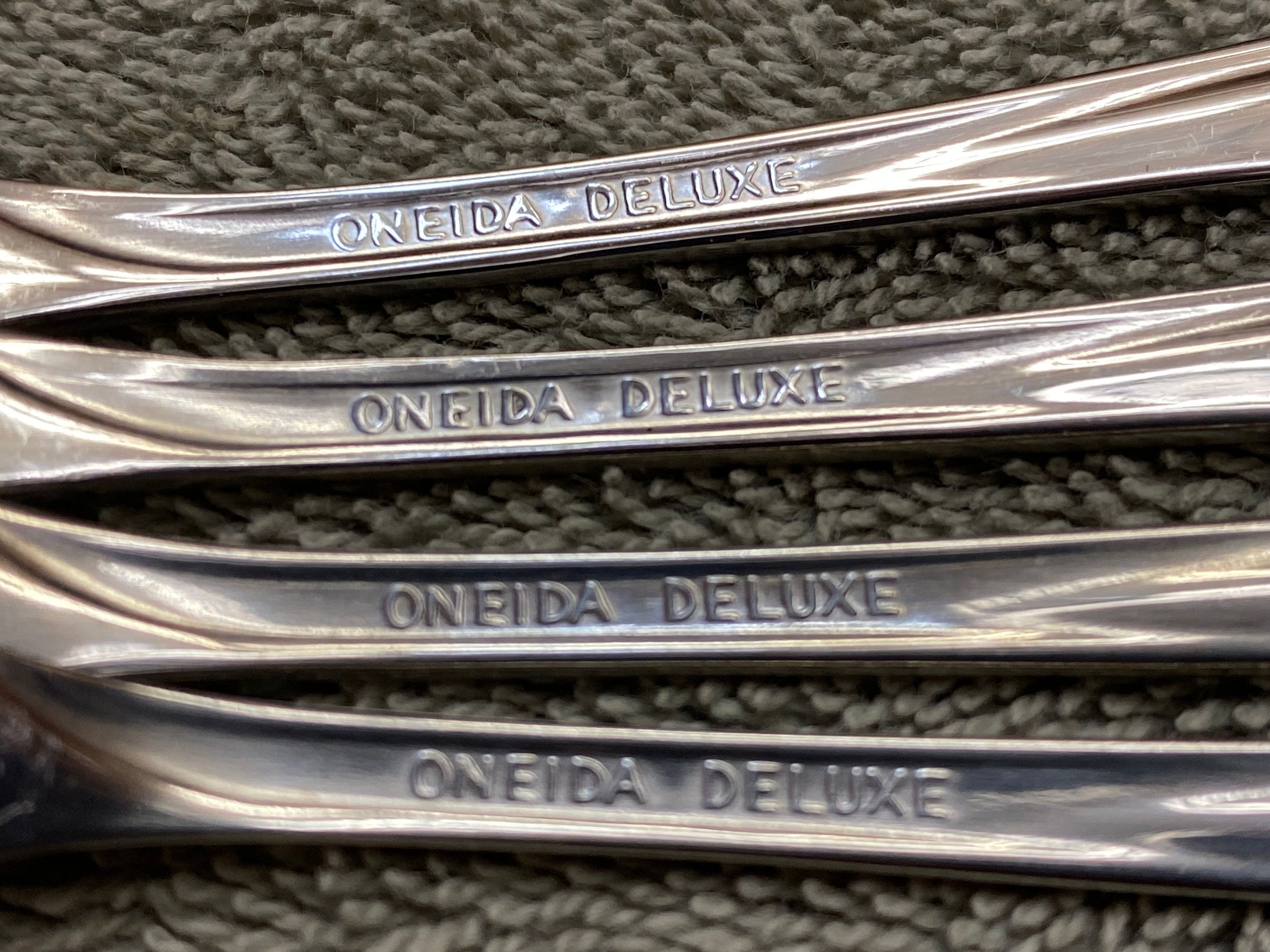 Oneida Golden Calla Lily Deluxe Stainless Flatware 20 Piece Set Etsy