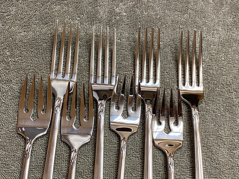 Oneida Damask Rose Stainless Flatware 20 Piece Set Excellent Etsy