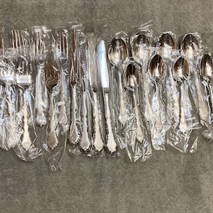 Oneida Satinique Community stainless flatware 20 piece set UNUSED