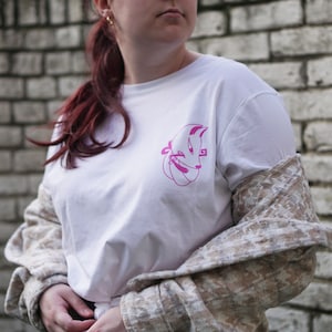 Unisex Neon Kitsune Kurzärmeliges T-Shirt | Schrein Fuchs Tshirt | Pink Vegane Tinte Siebdruck Tee | Grafik-Print-Top für Damen und Herren