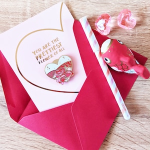 Heart Emaille Anniversary Card | Roze revers pin wenskaart | Gouden Folie Ansichtkaart /Rode Envelop | Je bent de mooiste bloem van allemaal.