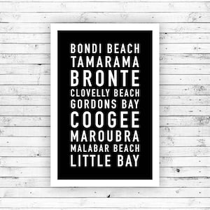 Peut inclure: Impression noir et blanc des noms des plages de Sydney, en Australie. Les noms sont Bondi Beach, Tamarama, Bronte, Clovelly Beach, Gordons Bay, Coogee, Maroubra, Malabar Beach et Little Bay.