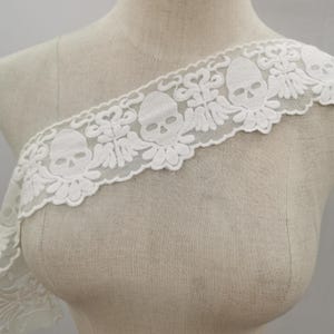 Bordure dentelle tête de mort : décoration d&#39;Halloween gothique blanche, 80 mm
