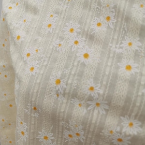Tessuto di cotone con margherite beige, tessuto da cucito per tende con margherite, piccolo fiore di margherite per abito, federa per cuscino, tessuto floreale in stile country primaverile