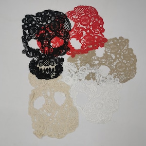 Puede incluir: Cinco aplicaciones de encaje de calavera en negro, rojo, beige y blanco. Las aplicaciones están hechas de encaje delicado y presentan un diseño de calavera.