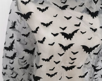 Vleermuis met fluweelachtige afwerking op grijze organzastof: Halloween decoratie, 147 cm breed