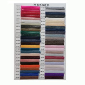 Op de afbeelding: Een kleurenkaart met 20 verschillende gekleurde elastiekjes. De elastiekjes zijn genummerd van XX1318 tot XX1364.