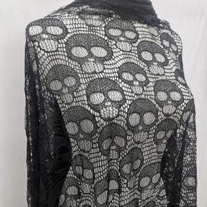 Svart spetstyg med dödskalle: 100 % nylon, 142 cm brett