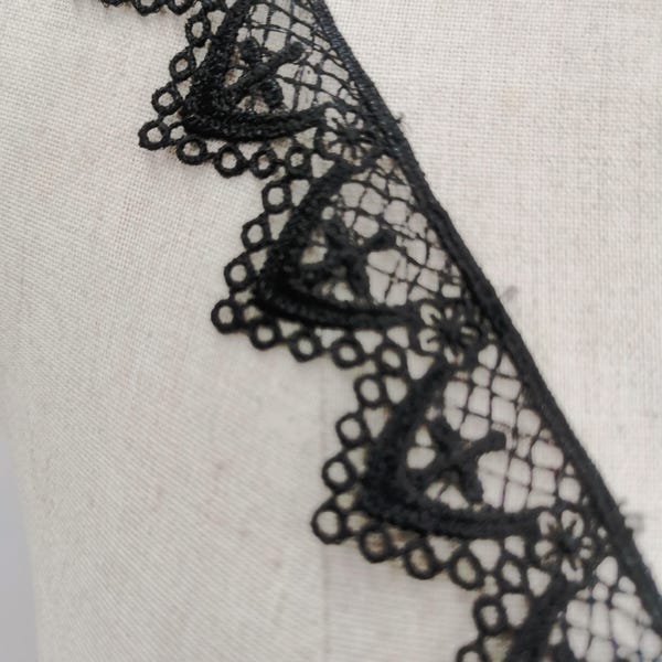 Ribete de encaje con cruces: Artículos de costura para bodas góticas y Halloween.