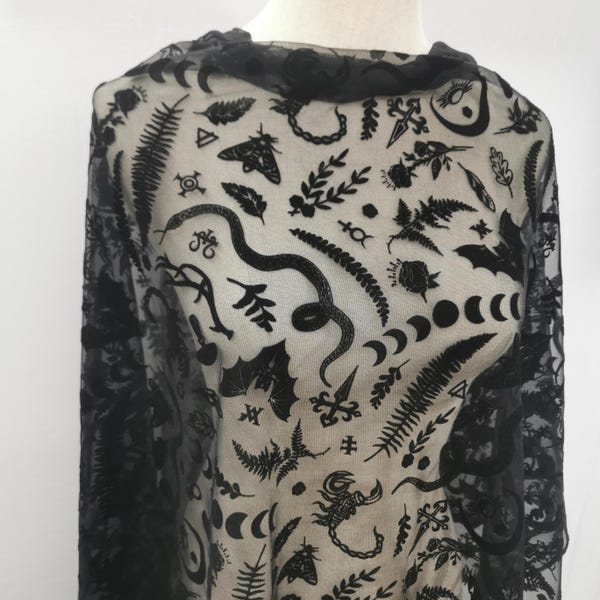 Tela gótica de Halloween: Serpientes, escorpiones, polillas, murciélagos, luna, bosque.