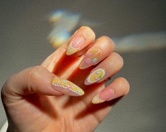 Uñas postizas con estampado floral primaveral