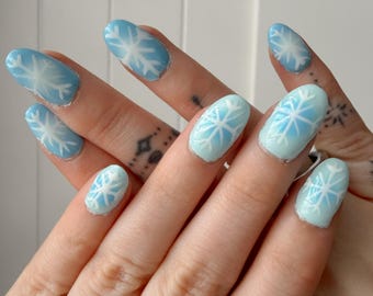 Uñas postizas de invierno con copos de nieve