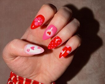 Uñas postizas rosas y rojas para San Valentín