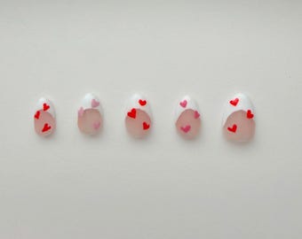 Uñas francesas con punta de corazón multicolor