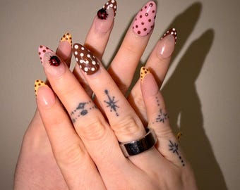 Uñas postizas con mariquitas y lunares