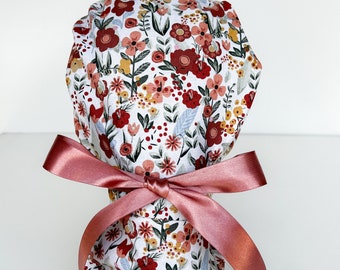 Gorro quirúrgico bohemio floral con cola de caballo, lazo de cinta, color malva.