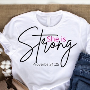Ella es Proverbios Fuertes SVG, SVG Cristiano, Escritura Svg, Cita Bíblica Svg, Jesús Versículo Svg, Proverbios 31 25 SVG