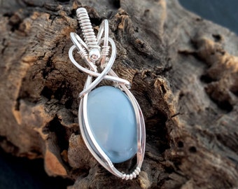 Mini pingente de prata esterlina com opala azul Owyhee com fio enrolado