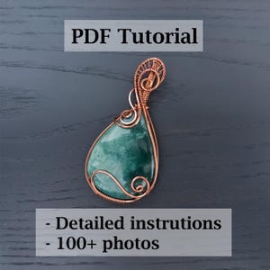 Puede incluir: Un colgante artesanal con una piedra verde en forma de lágrima, engarzada en alambre de cobre. El alambre está intrincadamente tejido alrededor de la piedra, creando un diseño decorativo. Incluye el texto "PDF Tutorial", "- Detailed instructions", y "- 100+ photos".