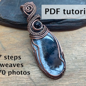 Könnte beinhalten: Ein mit Kupferdraht umwickelter Anhänger mit einem schwarz-weißen Achat-Stein. Der Anhänger liegt auf einer Holzoberfläche. Der Text "PDF-Tutorial" befindet sich in der oberen rechten Ecke des Bildes. Der Text "97 Schritte, 3 Webarten, 170 Fotos" befindet sich in der unteren linken Ecke des Bildes.