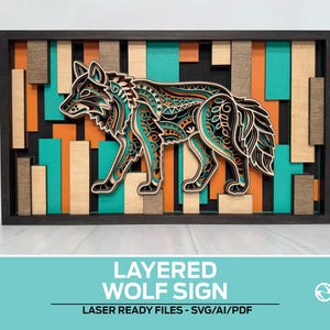 Könnte beinhalten: Mehrschichtiges Holzschild mit einem Wolf in einem schwarzen Rahmen. Der Wolf ist mit türkisen, orangefarbenen und braunen Akzenten gestaltet. Der Hintergrund zeigt vertikale Streifen in Türkis, Orange und Holzfarben. Auf dem Schild steht "LAYERED WOLF SIGN".