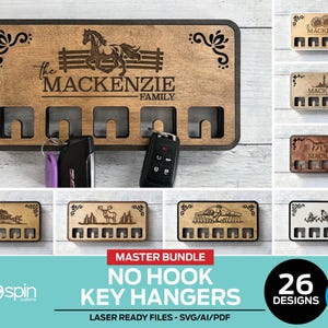 Può includere: Portachiavi in legno con design a cavallo e recinzione, personalizzato con "The Mackenzie Family". Include ganci per chiavi e un bordo scuro. Sono mostrati altri design di portachiavi. È visibile anche il testo "MASTER BUNDLE NO HOOK KEY HANGERS".